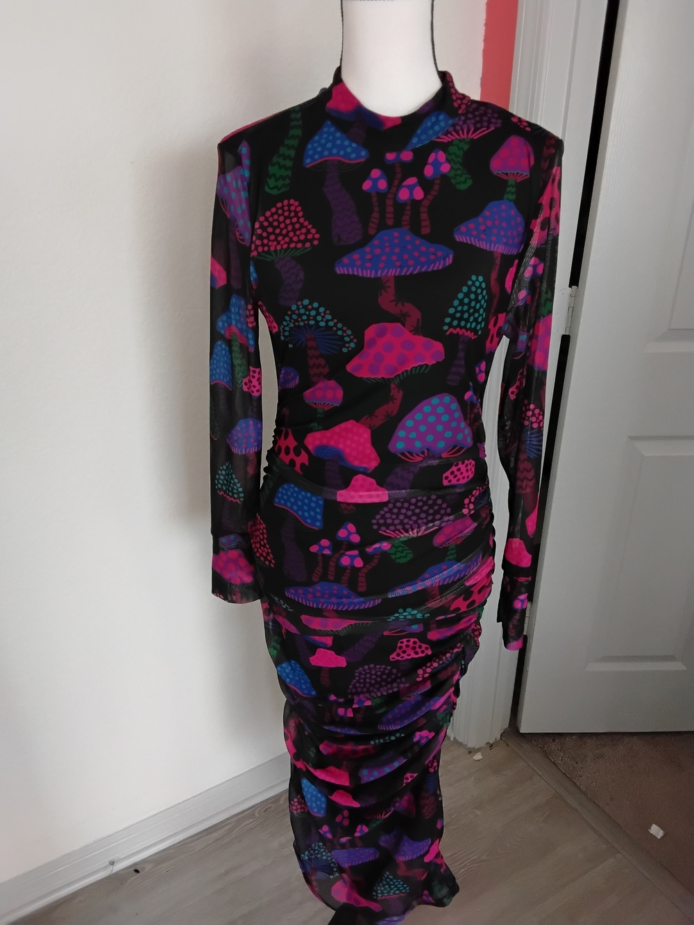 Farm Rio Black Long-Sleeve Mushroom Print Ruched Bodycon Dress - Picture 2 of 5